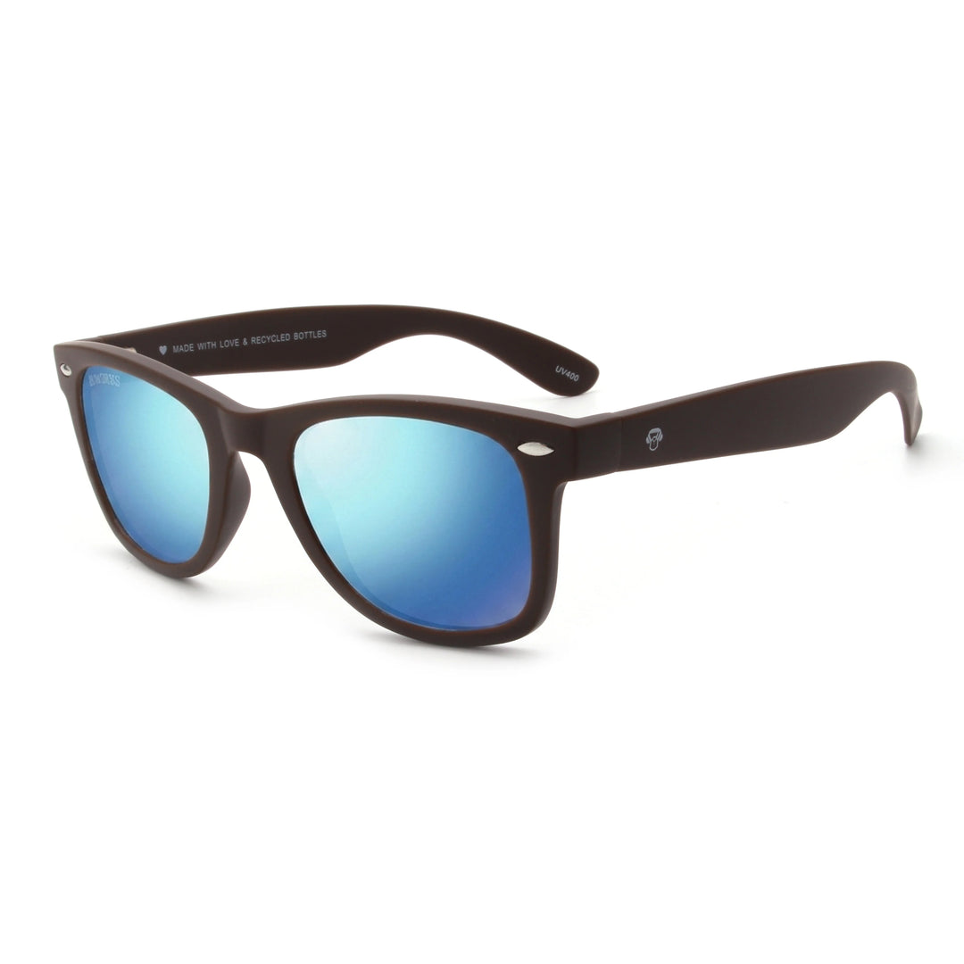Acacia RPET Café lentes de sol cristal Espejado Azul vista tres cuartos unisex madera reciclada #color_espejado-azul