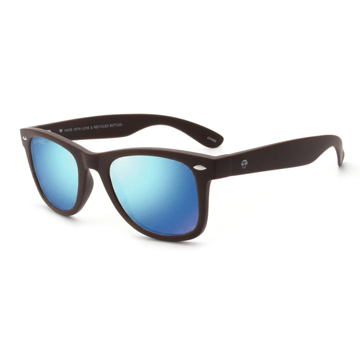 Acacia RPET Café lentes de sol cristal Espejado Azul vista tres cuartos unisex madera reciclada #color_espejado-azul