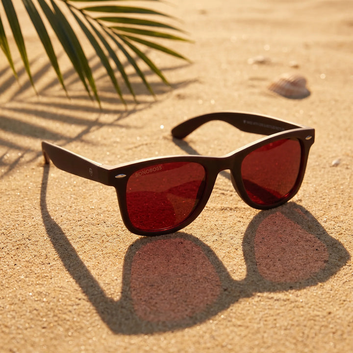 Lentes sol Acacia RPET Café polarizados UV400 sobre arena dorada costa textura natural Bonoboss #color_rojo