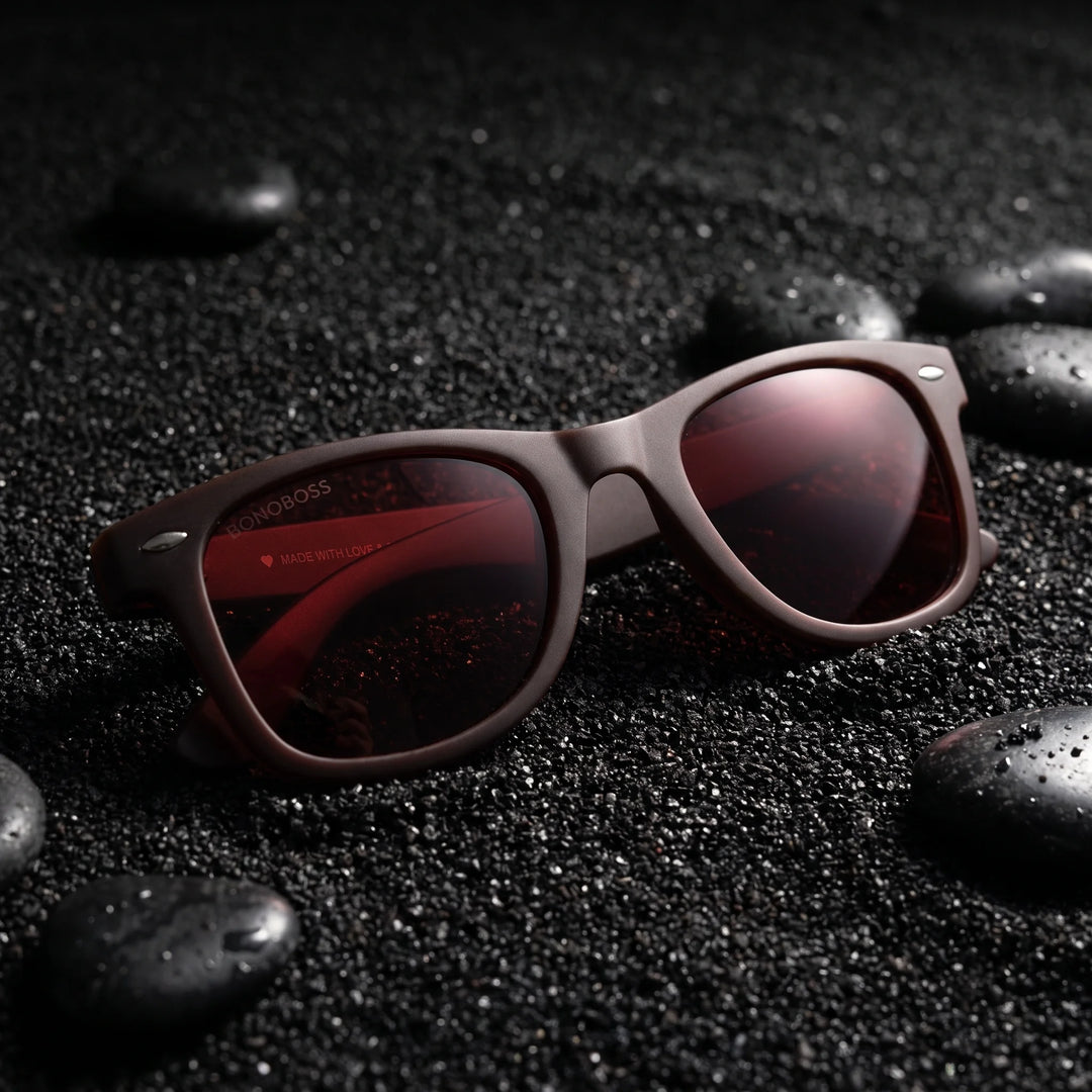 Lentes sol Acacia RPET Café polarizados UV400 sobre arena negra volcanica Bonoboss #color_rojo