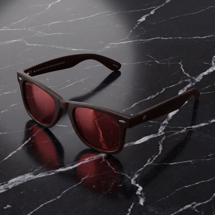 Lentes sol Acacia RPET Café polarizados UV400 sobre marmol negro superficie elegante Bonoboss #color_rojo