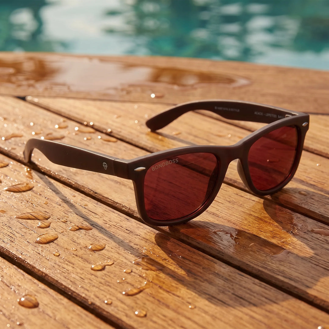 Lentes sol Acacia RPET Café polarizados UV400 sobre madera teca con agua fresca Bonoboss #color_rojo