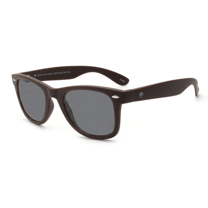 Acacia RPET Café lentes de sol cristal Smoke vista tres cuartos unisex madera reciclada #color_negro