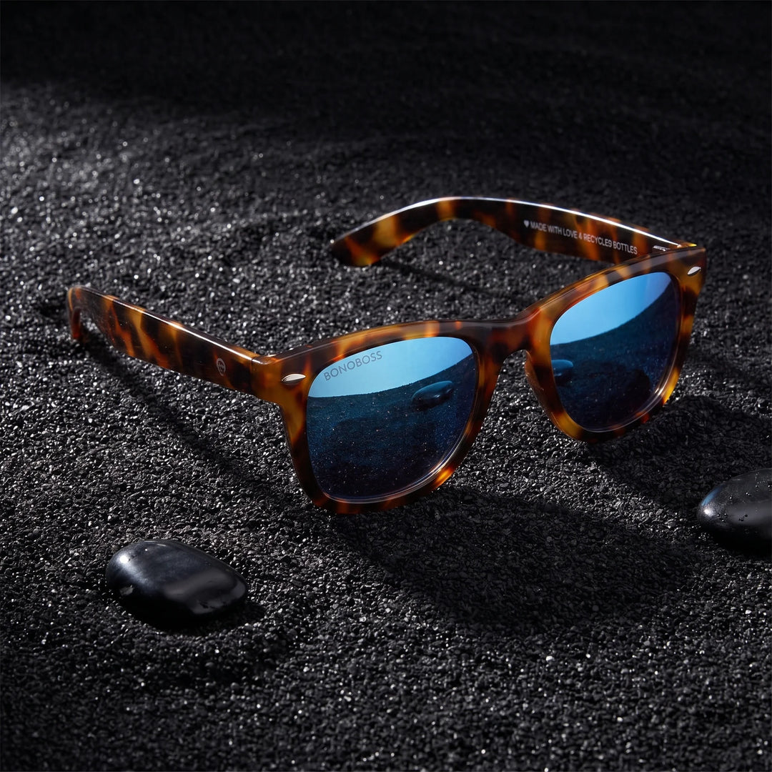 Lentes sol Acacia RPET Carey polarizados UV400 sobre arena negra volcanica Bonoboss #color_espejado-azul
