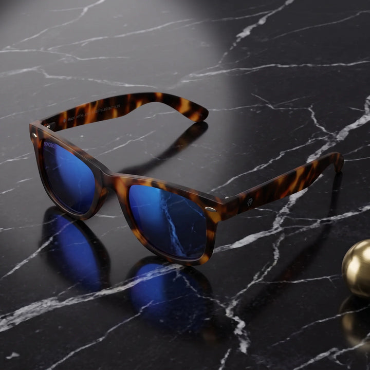 Lentes sol Acacia RPET Carey polarizados UV400 sobre marmol negro superficie elegante Bonoboss #color_espejado-azul