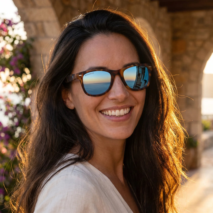 Mujer usando lentes sol Acacia RPET Carey polarizados UV400 mujer atardecer golden hour luz calida Bonoboss #color_espejado-azul