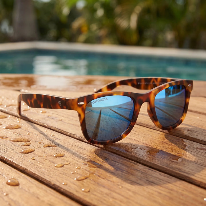Lentes sol Acacia RPET Carey polarizados UV400 sobre madera teca con agua fresca Bonoboss #color_espejado-azul