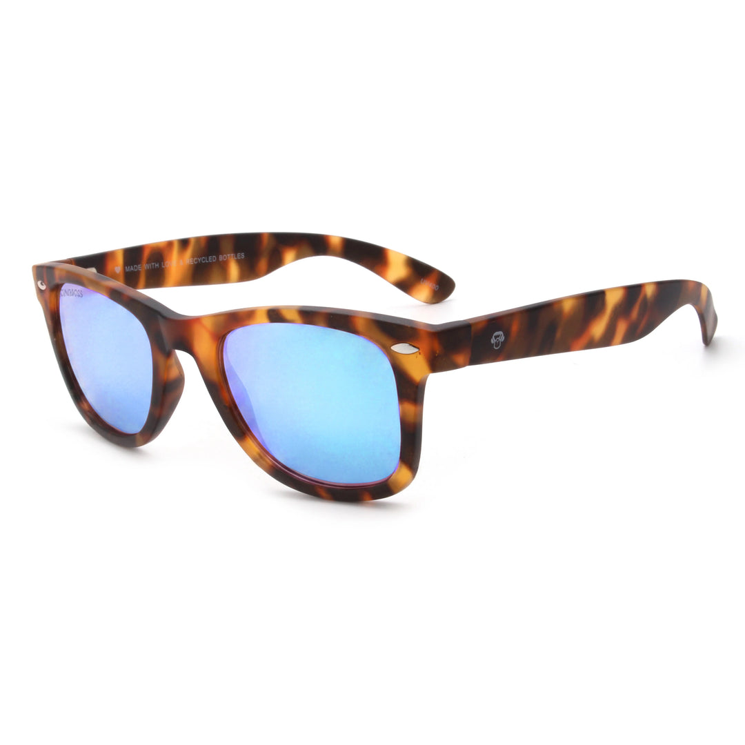 Acacia RPET Carey lentes de sol cristal Espejado Azul vista tres cuartos unisex madera reciclada #color_espejado-azul