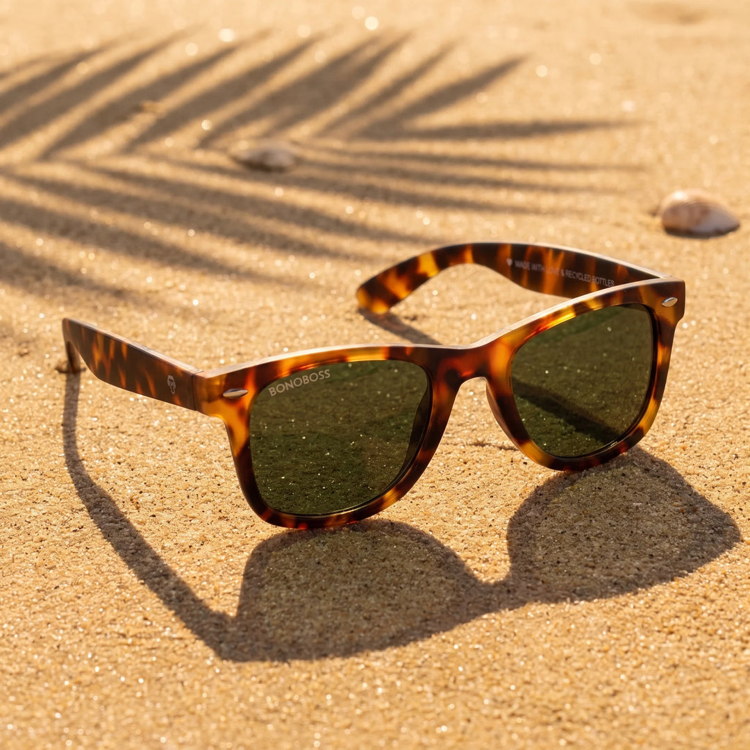 Lentes sol Acacia RPET Carey polarizados UV400 sobre arena dorada costa textura natural Bonoboss #color_g15