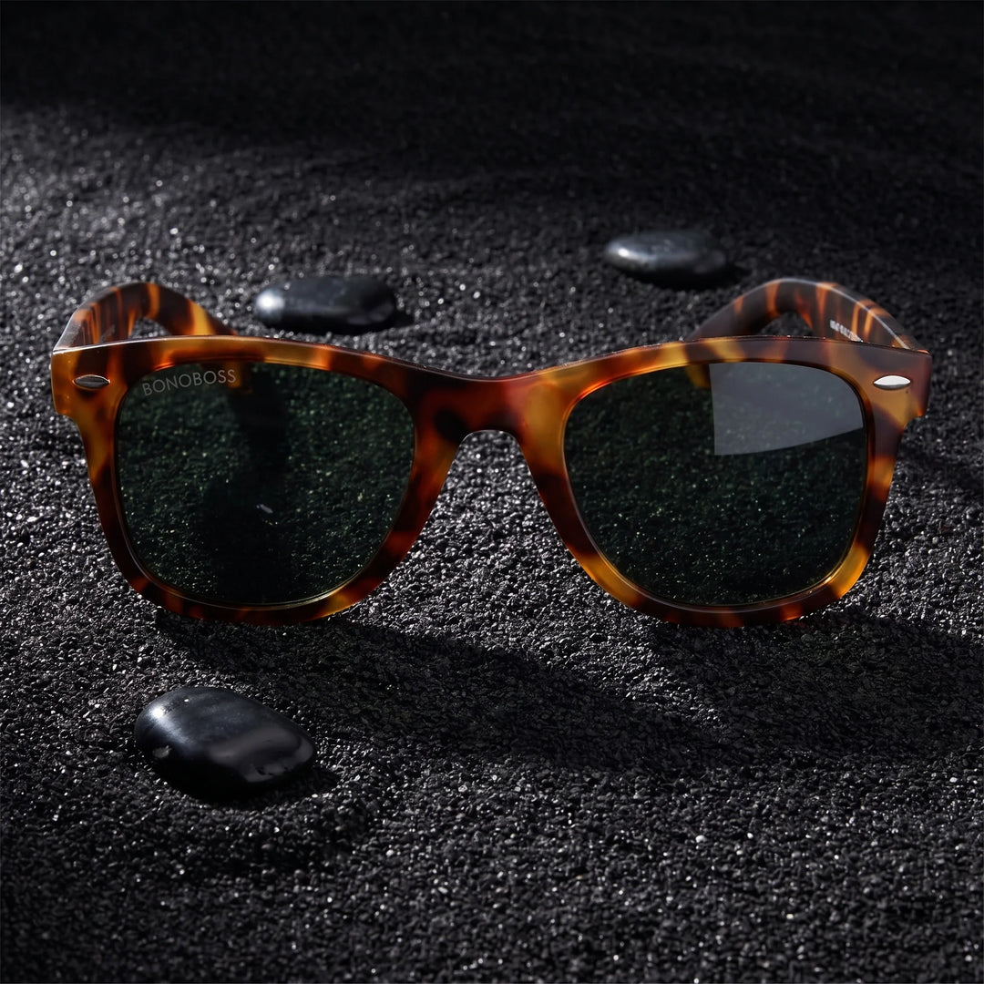 Lentes sol Acacia RPET Carey polarizados UV400 sobre arena negra volcanica Bonoboss #color_g15