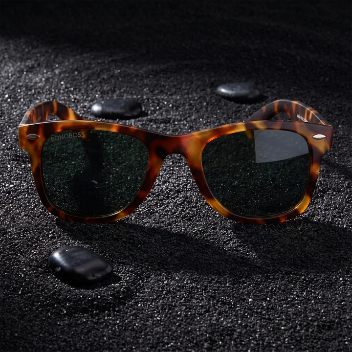 Lentes sol Acacia RPET Carey polarizados UV400 sobre arena negra volcanica Bonoboss #color_g15