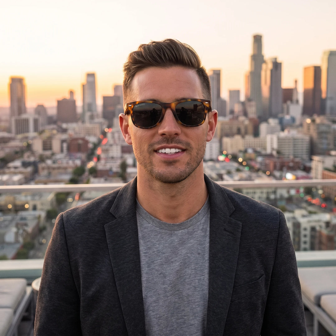 Hombre usando lentes sol Acacia RPET Carey polarizados UV400 hombre estilo urbano ciudad moderna Bonoboss #color_g15