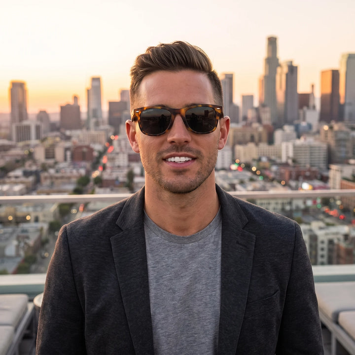 Hombre usando lentes sol Acacia RPET Carey polarizados UV400 hombre estilo urbano ciudad moderna Bonoboss #color_g15