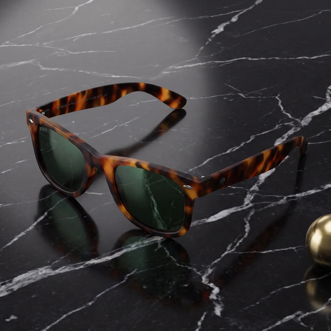 Lentes sol Acacia RPET Carey polarizados UV400 sobre marmol negro superficie elegante Bonoboss #color_g15