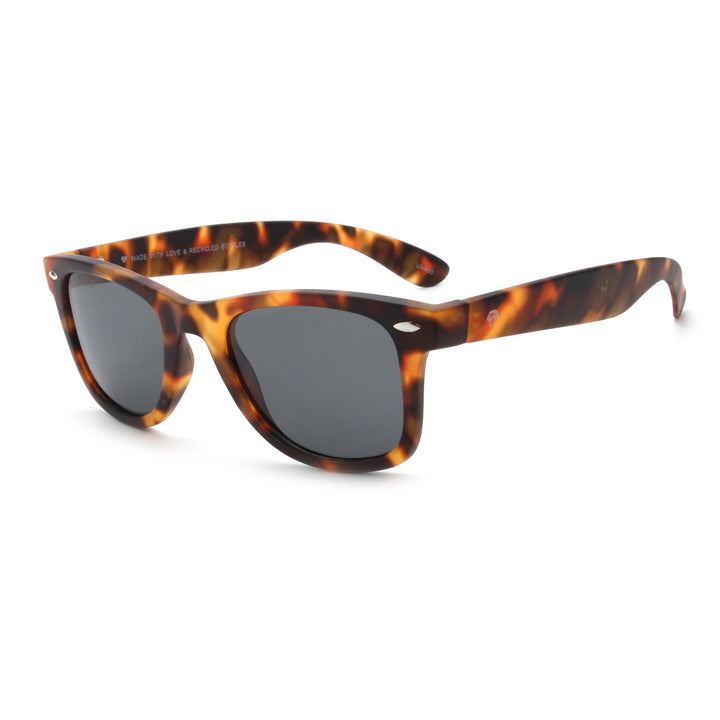 Acacia RPET Carey lentes de sol cristal Negro vista tres cuartos unisex madera reciclada #color_negro