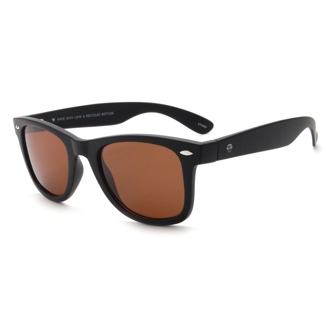 Acacia RPET Negro lentes de sol cristal Brown vista tres cuartos unisex madera reciclada #color_brown