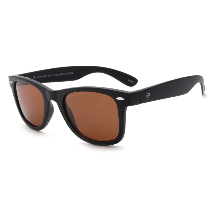 Acacia RPET Negro lentes de sol cristal Brown vista tres cuartos unisex madera reciclada #color_brown