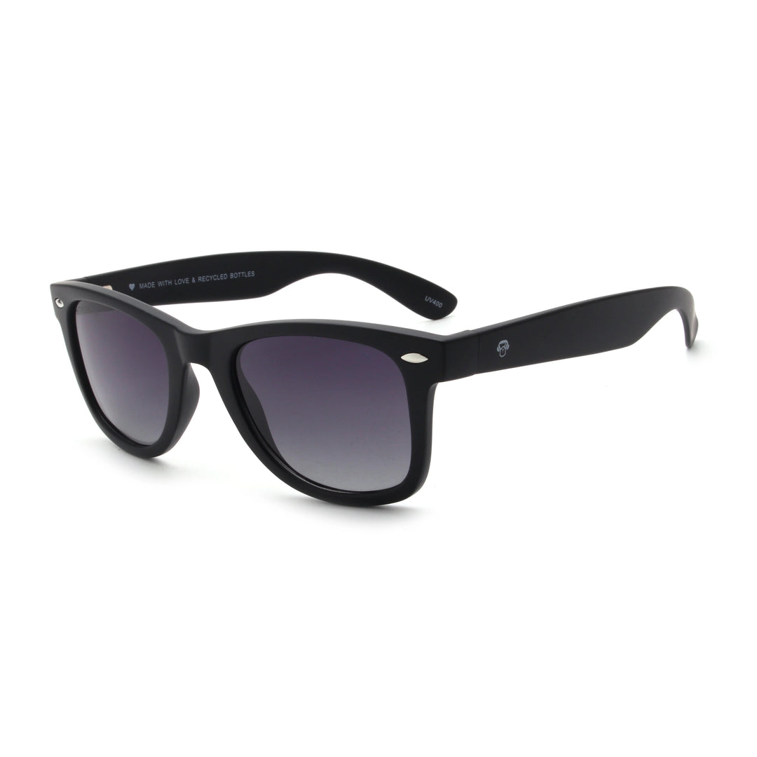 Acacia RPET Negro lentes de sol cristal Gradiente Gris vista tres cuartos unisex madera reciclada #color_gradiente-gris
