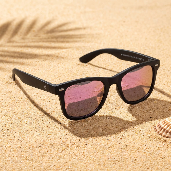 Lentes sol Acacio RPET polarizados UV400 sobre arena dorada costa textura natural Bonoboss #color_espejado-pink