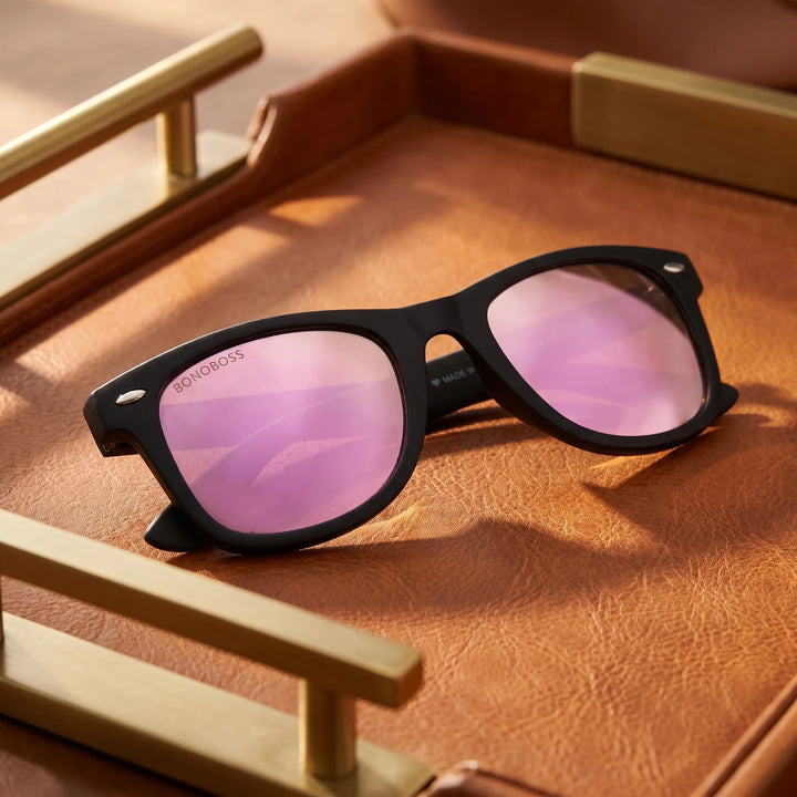 Lentes sol Acacio RPET polarizados UV400 sobre bandeja de cuero con detalles brass estilo premium Bonoboss #color_espejado-pink