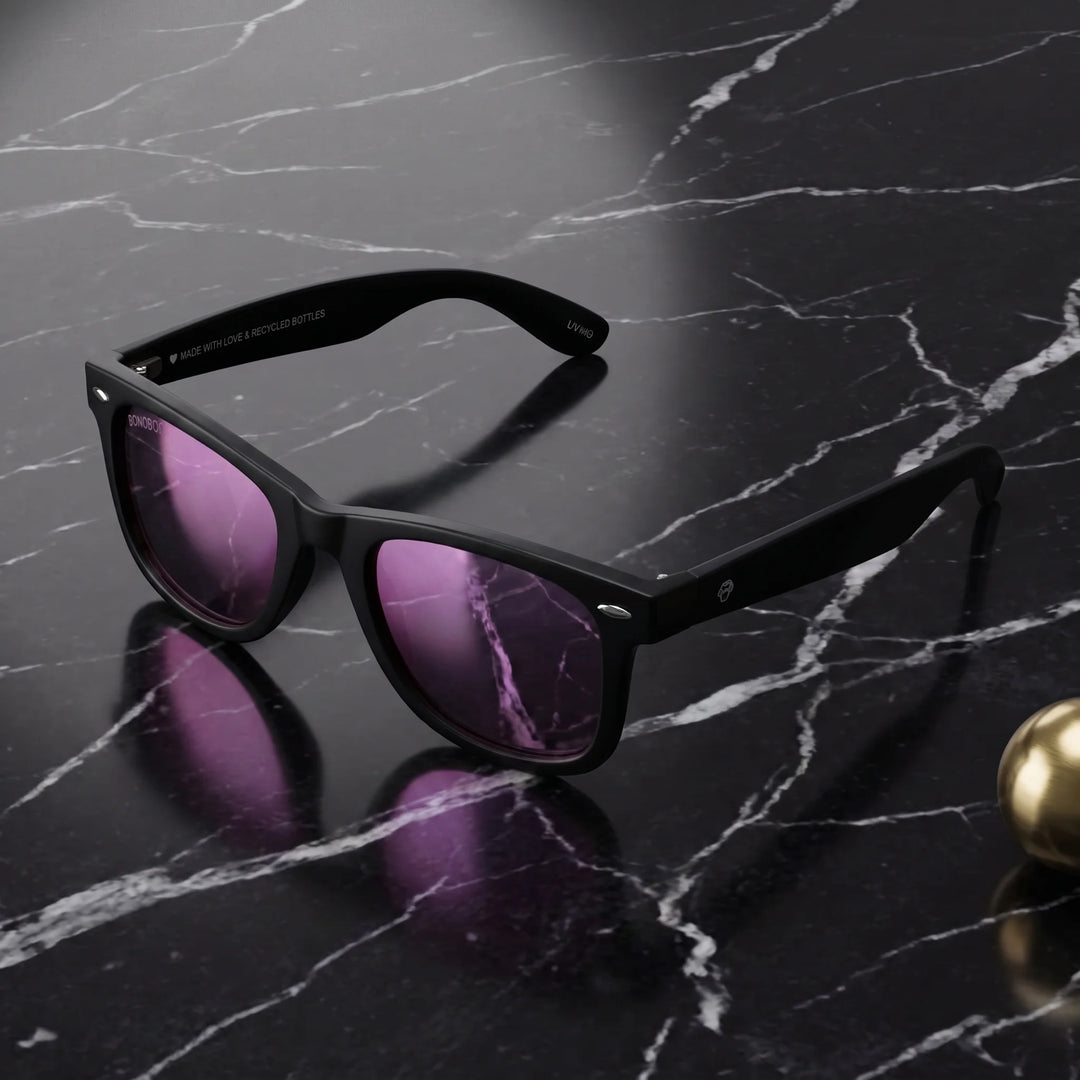 Lentes sol Acacio RPET polarizados UV400 sobre marmol negro superficie elegante Bonoboss #color_espejado-pink