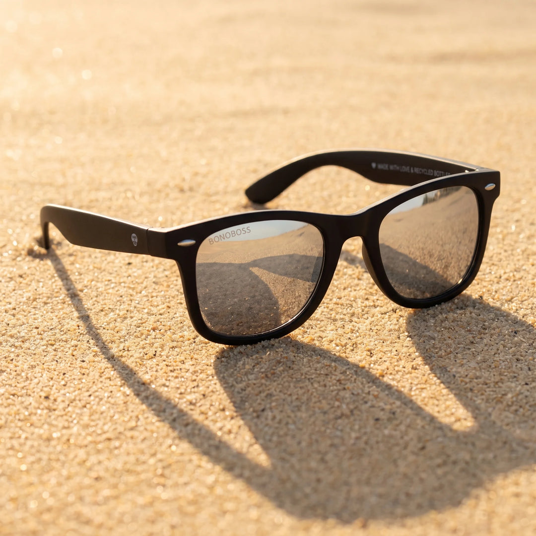 Lentes sol Acacio RPET polarizados UV400 sobre arena dorada costa textura natural Bonoboss #color_espejado-silver