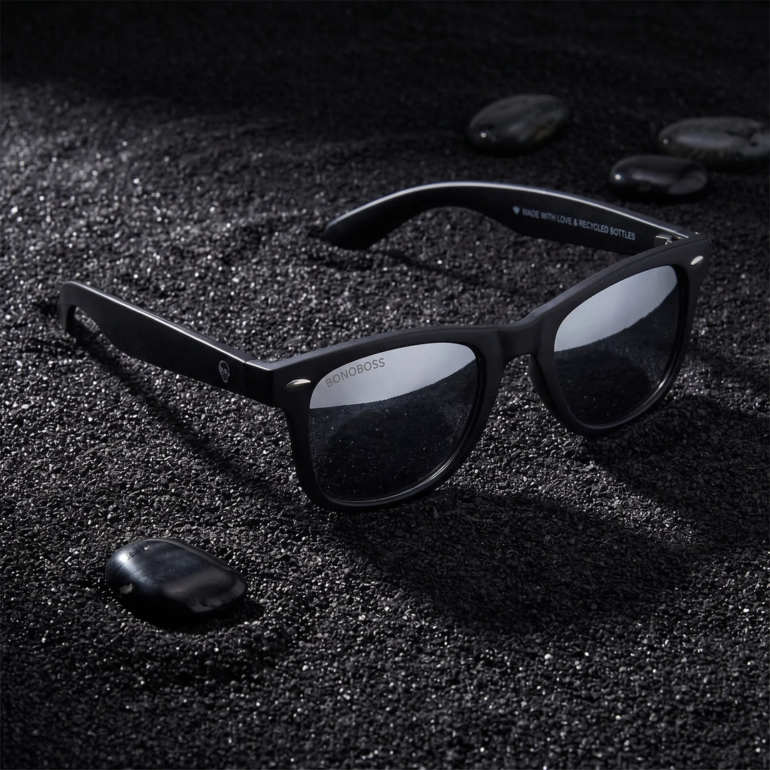 Lentes sol Acacio RPET polarizados UV400 sobre arena negra volcanica Bonoboss #color_espejado-silver