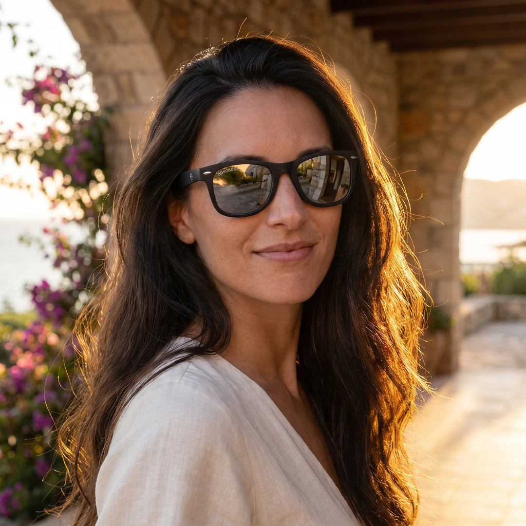 Mujer usando lentes sol Acacio RPET polarizados UV400 mujer atardecer golden hour luz calida Bonoboss #color_espejado-silver