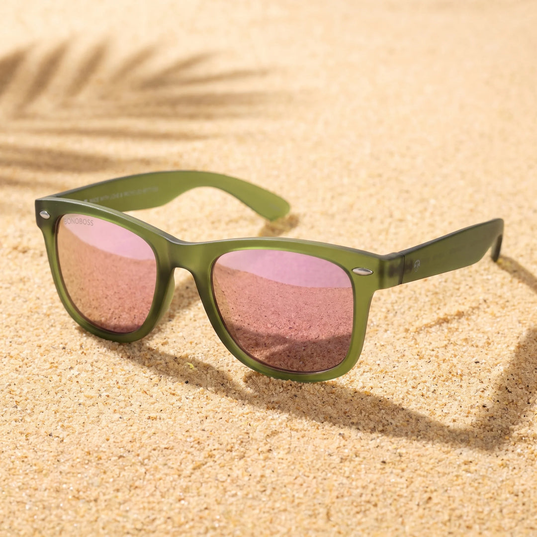 Lentes sol Acacia RPET Olive polarizados UV400 sobre arena dorada costa textura natural Bonoboss #color_espejado-pink