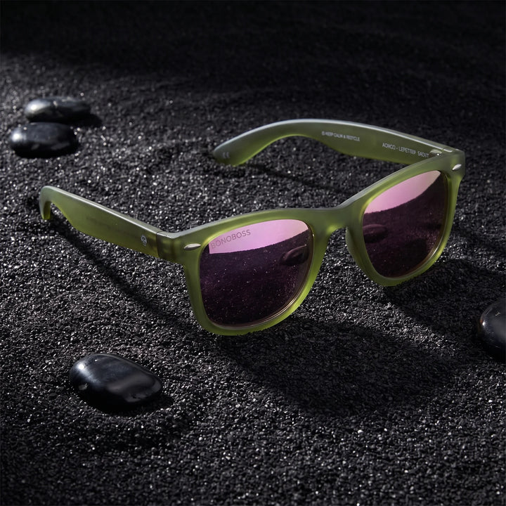 Lentes sol Acacia RPET Olive polarizados UV400 sobre arena negra volcanica Bonoboss #color_espejado-pink