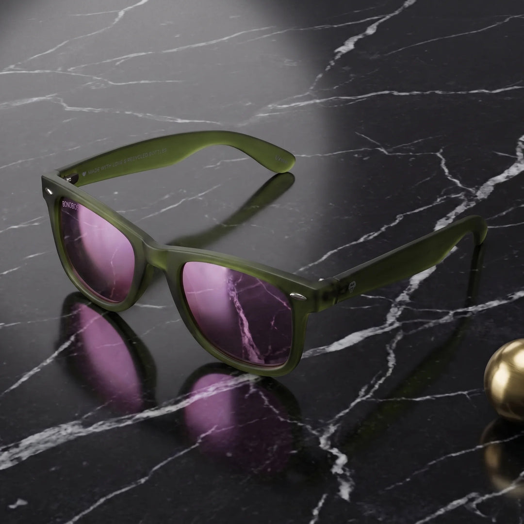 Lentes sol Acacia RPET Olive polarizados UV400 sobre marmol negro superficie elegante Bonoboss #color_espejado-pink