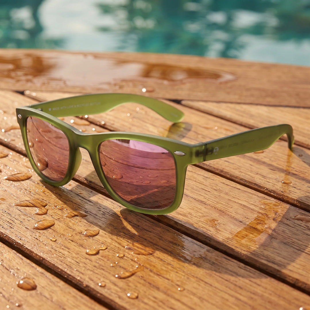 Lentes sol Acacia RPET Olive polarizados UV400 sobre madera teca con agua fresca Bonoboss #color_espejado-pink