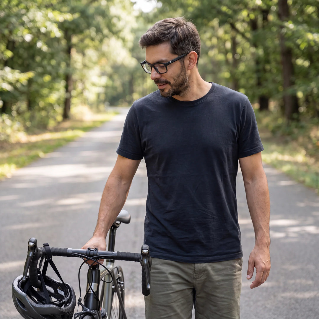 Lentes ópticos deportivos Bonoboss Bryant Negro, hombre practicando ciclismo al aire libre con el armazón puesto #editorial_modelo4 #color_negro