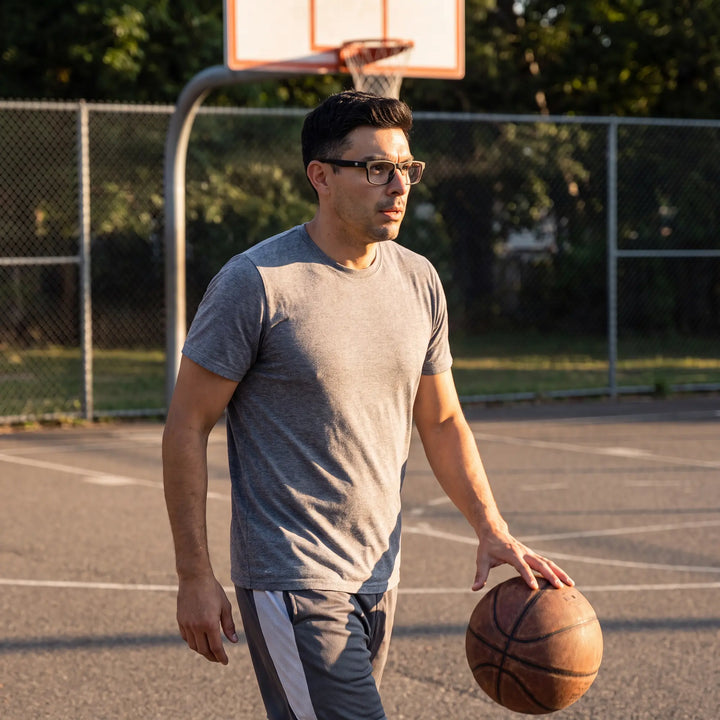 Lentes ópticos deportivos Bonoboss Bryant Negro, hombre practicando básquetbol al aire libre con el armazón puesto #editorial_modelo5 #color_negro