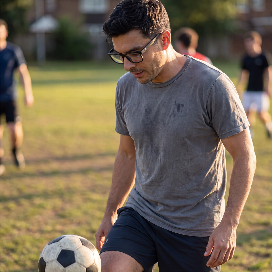 Lentes ópticos deportivos Bonoboss Bryant Negro, hombre practicando fútbol al aire libre con el armazón puesto #editorial_modelo6 #color_negro