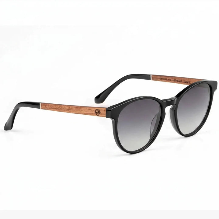 Lentes de sol Bonoboss Chiloé 220 Negro cristal Degradé Gris vista tres cuartos armazón bio-acetato varilla madera UV400 #editorial_angulo45 #color_degrade_gris