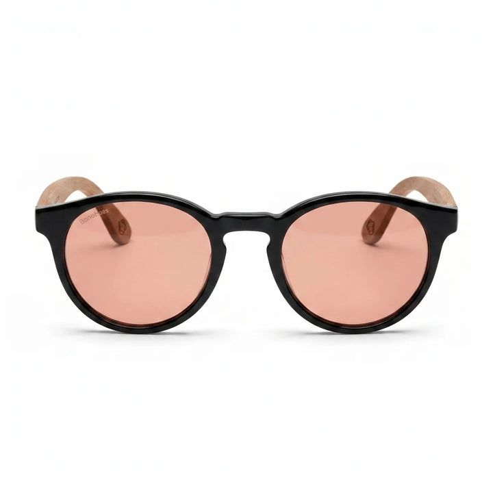 Lentes de sol Bonoboss Chiloé 220 Negro cristal Rosado vista frontal armazón bio-acetato varilla madera UV400 #editorial_frontal #color_rosado