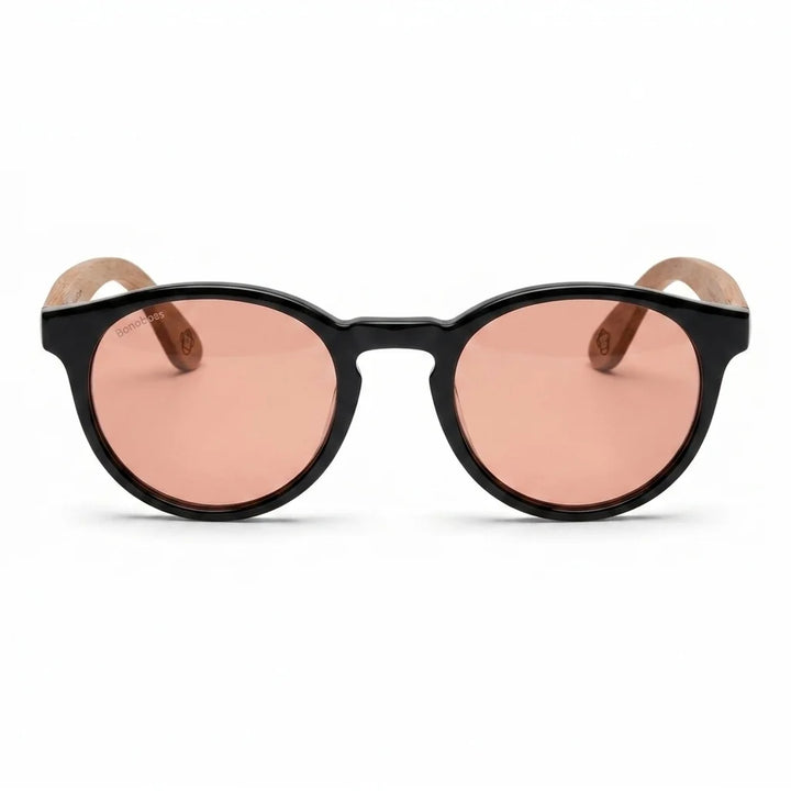 Lentes de sol Bonoboss Chiloé 220 Negro cristal Rosado vista frontal armazón bio-acetato varilla madera UV400 #editorial_frontal #color_rosado