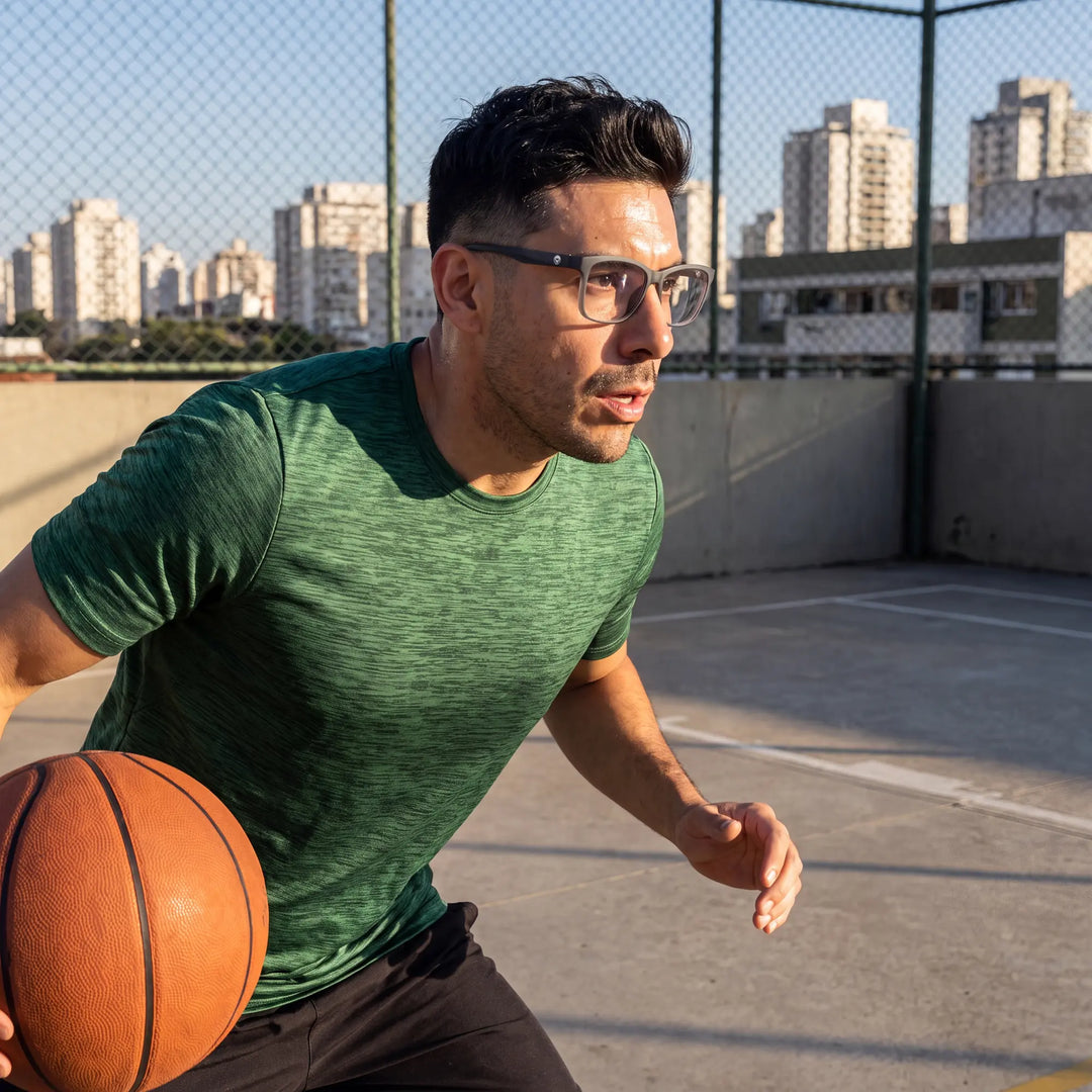 Lentes ópticos deportivos Bonoboss Comaneci Azul, hombre practicando básquetbol al aire libre con el armazón puesto #editorial_modelo3 #color_azul