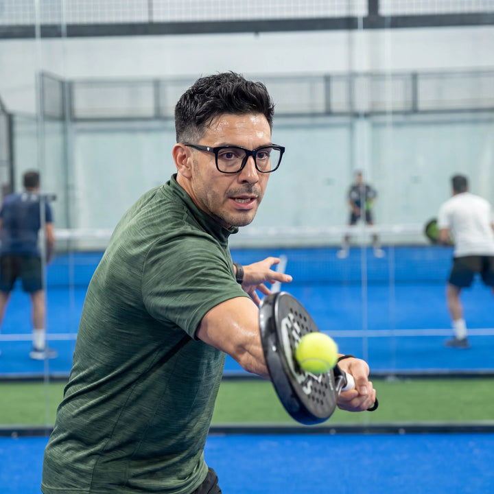 Lentes ópticos deportivos Bonoboss Comaneci Negro, hombre practicando pádel al aire libre con el armazón puesto #editorial_modelo3 #color_negro