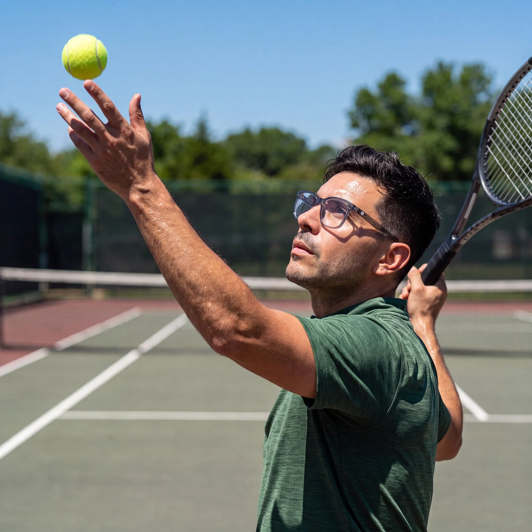 Lentes ópticos deportivos Bonoboss Comaneci Transparente, hombre practicando tenis al aire libre con el armazón puesto #editorial_modelo2 #color_transparente