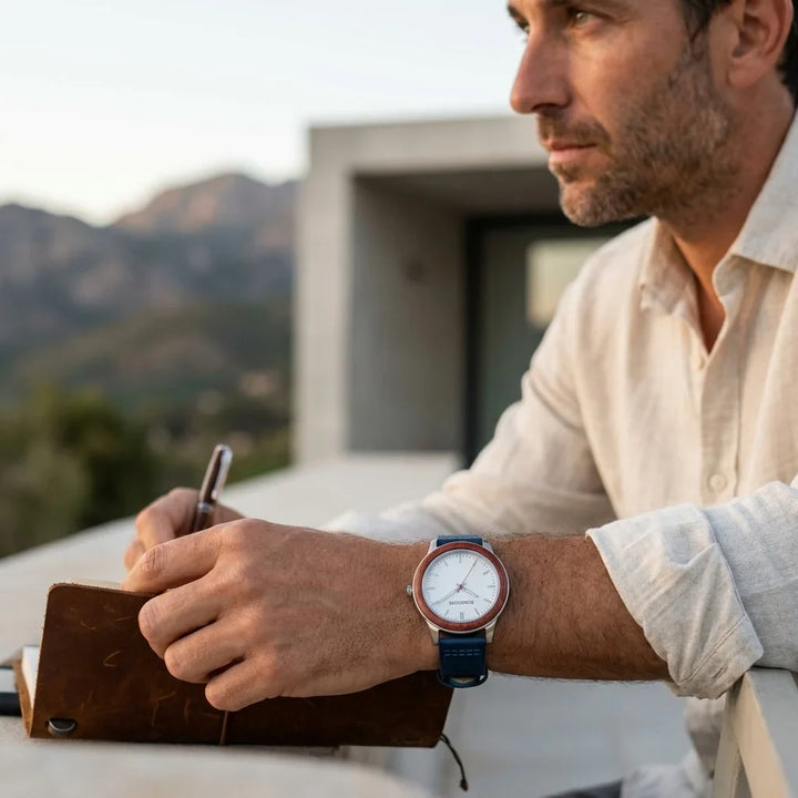Bonoboss Correa Cuero Premium 22mm Blue - lifestyle editorial modelo con reloj #editorial_ctx_lifestyle_full #color_blue
