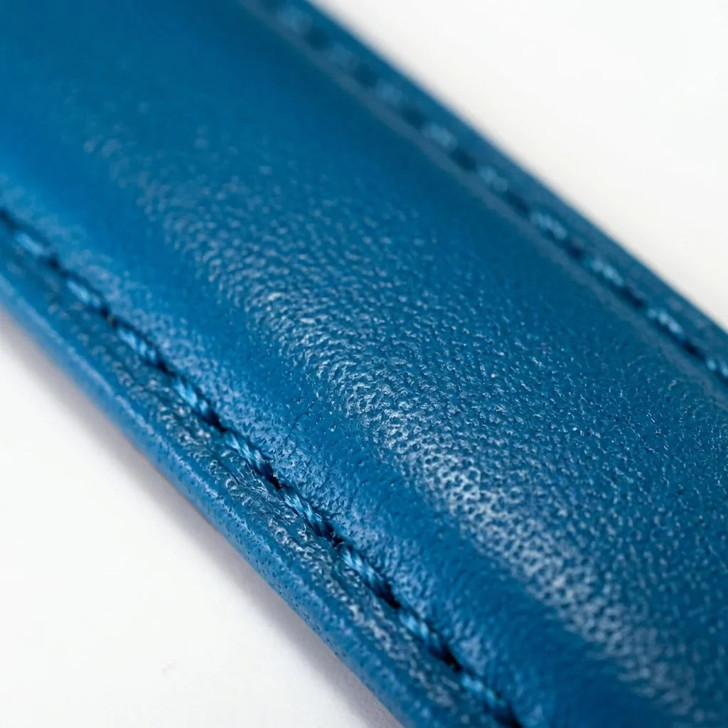 Bonoboss Correa Cuero Premium 22mm Blue - macro detalle costura textura #editorial_wb_macro_stitch #color_blue