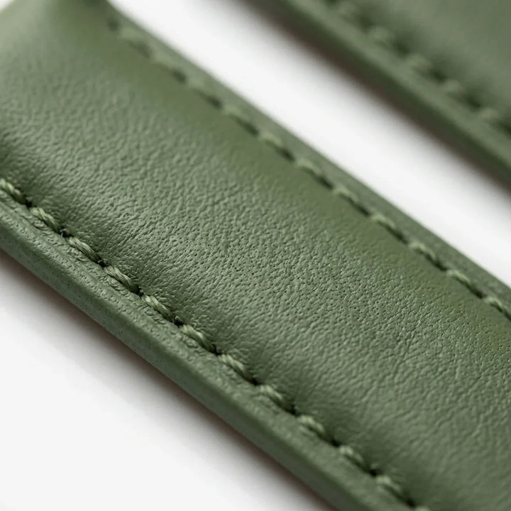 Bonoboss Correa Cuero Premium 22mm Green - macro detalle costura textura #editorial_wb_macro_stitch #color_green