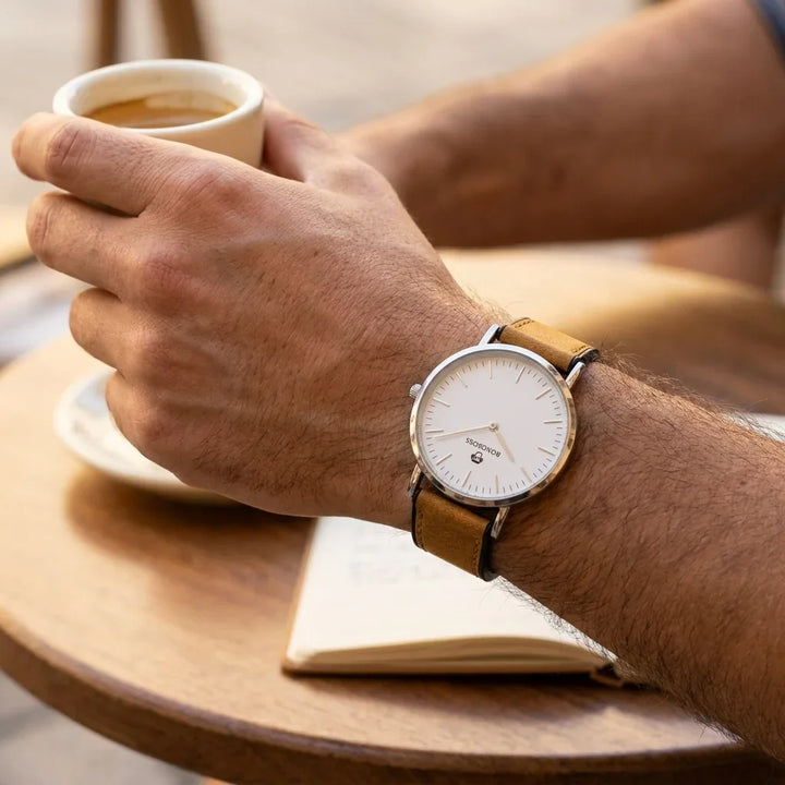Bonoboss Correa Cuero Premium 22mm Cafe Claro - lifestyle muneca con reloj Toki Bonoboss #editorial_ctx_wrist_action #color_cafe-claro