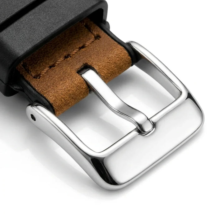 Bonoboss Correa Cuero Premium 22mm Cafe Claro - macro detalle hebilla plateada #editorial_wb_buckle_detail #color_cafe-claro