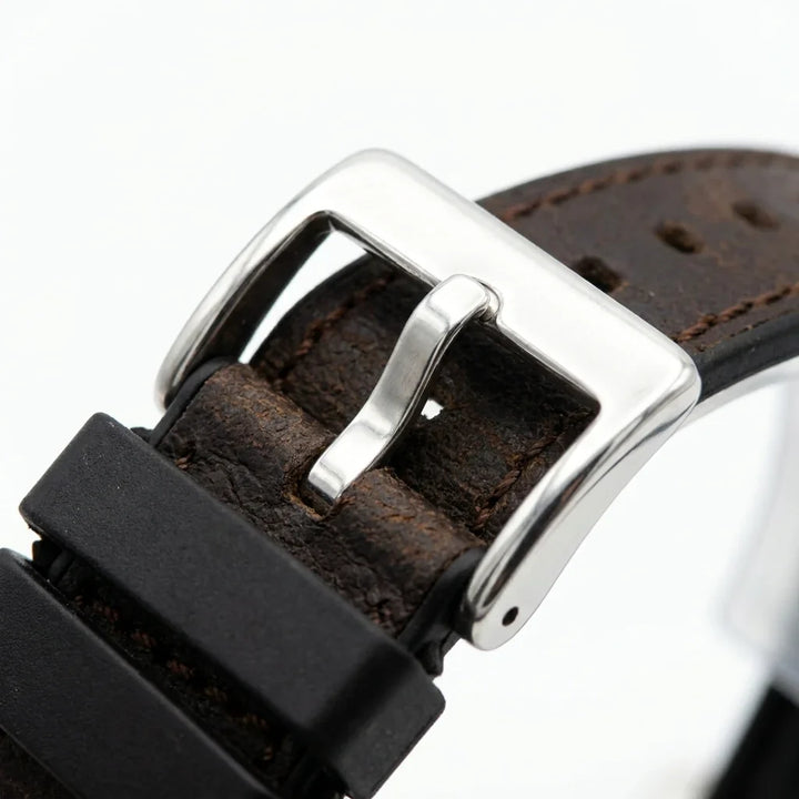 Bonoboss Correa Cuero Premium 22mm Cafe Oscuro - macro detalle hebilla plateada #editorial_wb_buckle_detail #color_cafe-oscuro