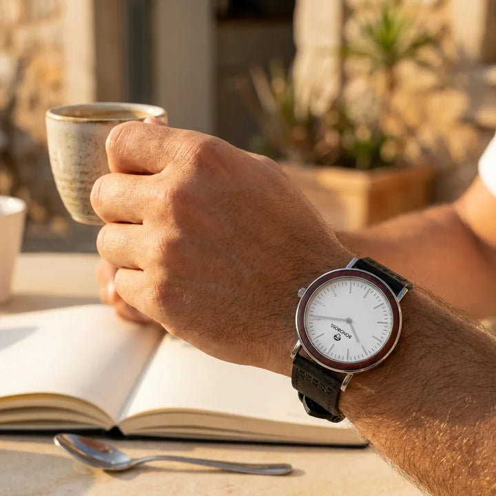 Bonoboss Correa Cuero Premium 22mm Negro - lifestyle muneca con reloj Toki Bonoboss #editorial_ctx_wrist_action #color_negro