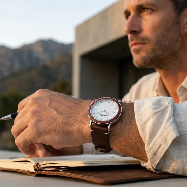 Bonoboss Correa Cuero Premium 22mm Cafe - lifestyle editorial modelo con reloj #editorial_ctx_lifestyle_full #color_cafe