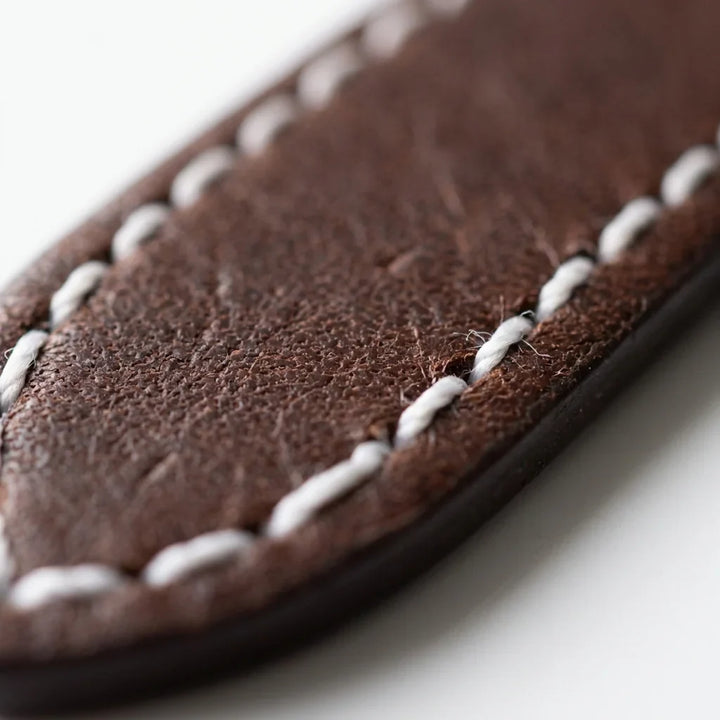 Bonoboss Correa Cuero Premium 22mm Cafe - macro detalle costura textura #editorial_wb_macro_stitch #color_cafe